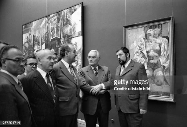 Zum 14. Parteitag der CDU der DDR im Oktober 1977 führt Manfred Bachmann , Generaldirektor der Staatlichen Kunstsammlungen, den...