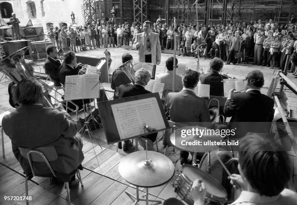 Am 24.6.1978, zum ersten Jahrestag der Grundsteinlegung zum Wiederaufbau der im Zweiten Weltkrieg zerstörten Semperoper in Dresden, erfreuen...