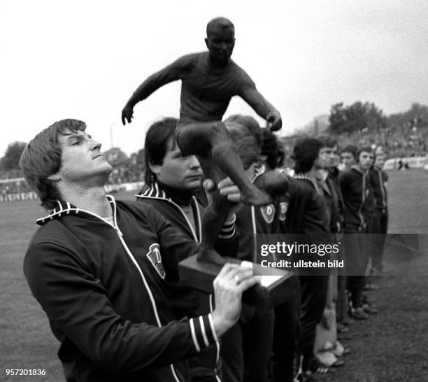 Dynamo Dresden kann 1976/1977 in der Fußball-Oberliga seinen DDR-Meistertitel verteidigen, hier hält Hans-Jürgen Dörner die Siegertrophäe in die...