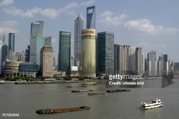 Oktober 2009 / China / Blick über den Fluß Huangpu auf die Skyline von Pudong mit den höchsten Bauten der Stadt. In der 15 Millionen Einwohner...