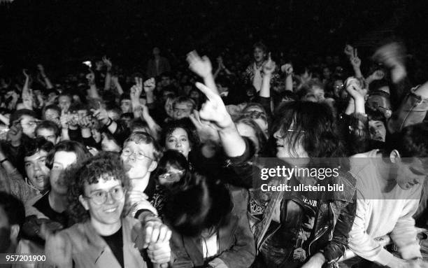 Fans vor der Bühne jubeln bei einem Konzert von Rockmusiker Udo Lindenberg in der Ostberliner Wuhlheide, aufgenommen am .