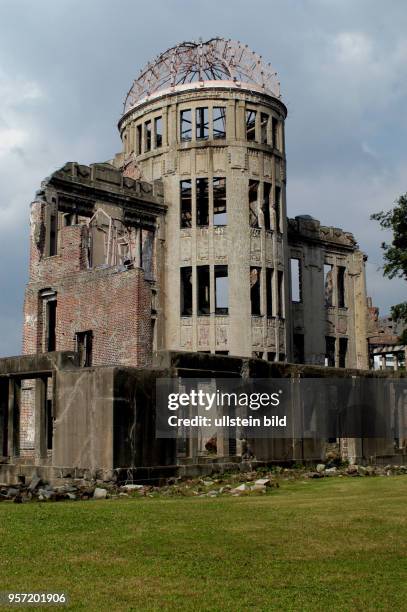 Japan / Hiroshima / Oktober 2009 / Als Ruine mahnt der Atombomben-Dom in Hiroshima, aufgenommen im Oktober 2009. Jährlich besuchen Millionen von...