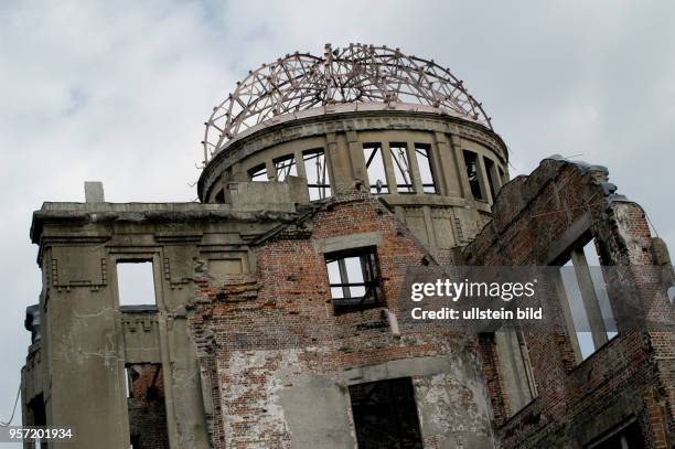 Japan / Hiroshima / Oktober 2009 / Als Ruine mahnt der Atombomben-Dom in Hiroshima, aufgenommen im Oktober 2009. Jährlich besuchen Millionen von...
