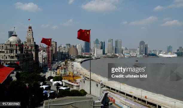 Oktober 2009 / China / Fahnen der Volksrepublik China wehen über Gebäuden an der Uferpromenade Bund von Shanghai. Die Uferpromenade als das...
