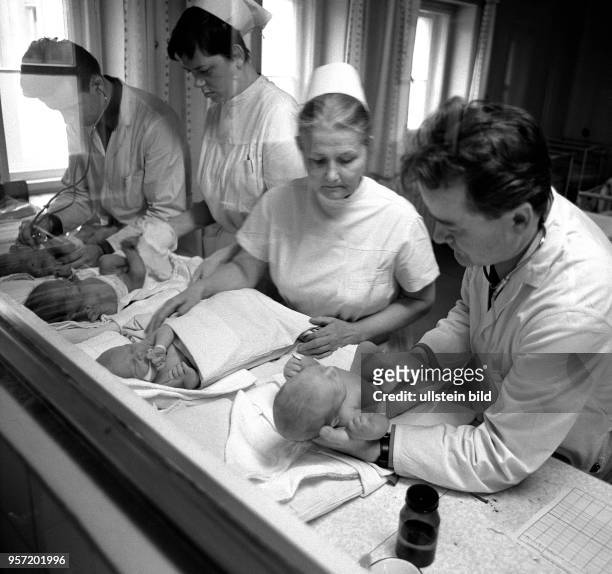Kinderärzte untersuchen Neugeborene in der Kinderklinik der Medizinischen Akademie Dresden, aufgenommen Anfang 1969.