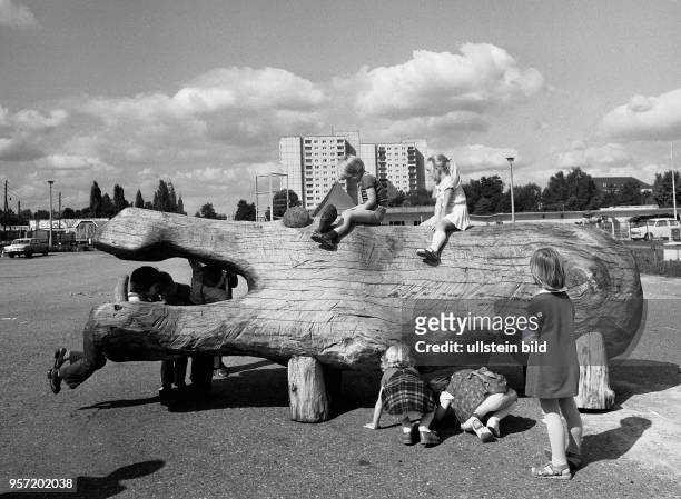 Das Nilpferd, auf dem Kinder spielen, gehört zu den Ausstellungsstücken der VIII. Kunstausstellung der DDR 1977 in Dresden. Die Ausstellung fand vom...