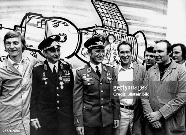 Nach ihrem Weltraumflug werden der DDR-Kosmonaut Sigmund Jähn , der erste Deutsche im Weltall, und der sowjetische Kosmonaut Waleri Bykowski im...