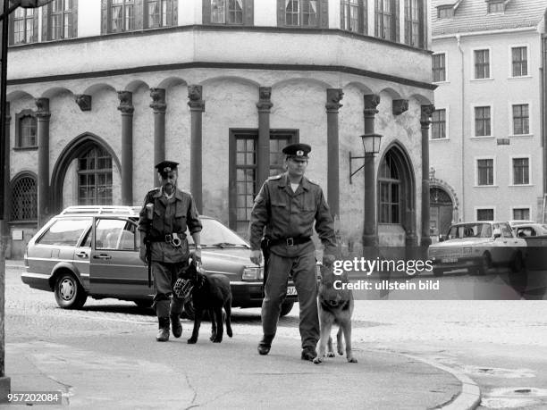 Zwei Angehörige des Bundesgrenzschutzes laufen mit ihren Hunden nach dem 3. Oktober 1990 in Görlitz Patrouille. Die geteilte Stadt mit der einen...