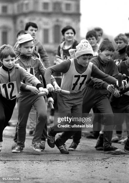 Zum "Lauf in den Frühling" im Großen Garten in Dresden am 22.3.1987 wetteifern Kinder beim Staffellauf um den Sieg. Der mitten in Dresden liegende...