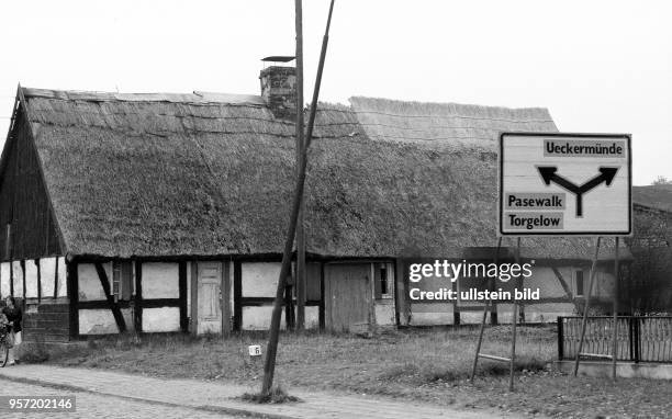 Altes Bauernhaus in der Stadt Eggesin in der Uckermark, aufgenommen 1982 Foto : Reinhard Kaufhold