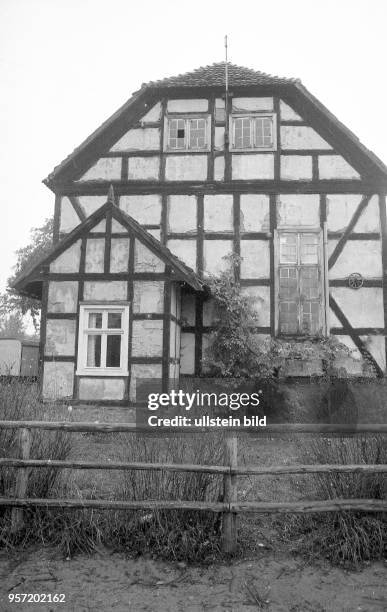 Altes Fachwerkhaus in der Stadt Eggesin in der Uckermark, aufgenommen 1982. Foto : Reinhard Kaufhold