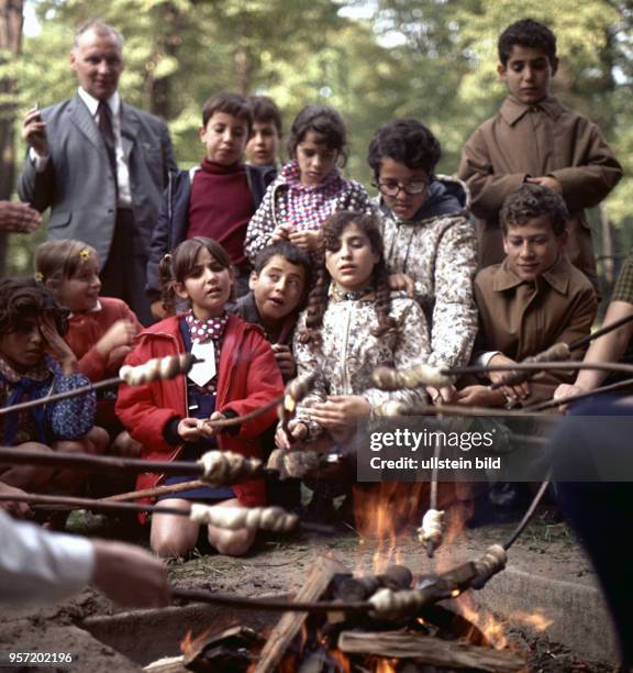 Palästinensische Flüchtlingskinder aus Jordanien erholen sich im September 1970 im Raum Dresden. Hier haben sie sich um ein offenes Feuer zum...