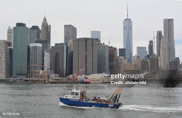 Ein Ausbildungsschiff der New Yorker Hafenbehörde auf dem East River vor der Kulisse von Manhatten mit dem Wolkenkratzer One World Trade Center.