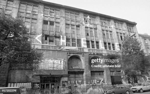 Das Kunsthaus "Tacheles" an der Oranienburger Straße in Ostberlin, aufgenommen im Sommer 1990. Der historische Gebäudekomplex war Anfang des 20....