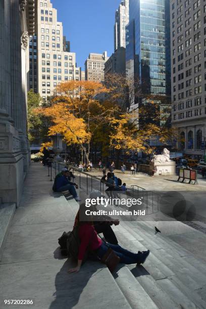 Ein Moment der Ruhe finden die Städter auf den Stufen der Public Liberary an der Fifth Avenue gelegen.