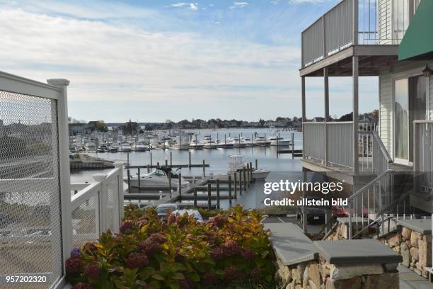 Blick von einer Hotel-Anlage auf den Yachthafen von Hyannis an der Halbinsel Cape Cod . Nur 4 Stunden Autofahrt von New York entfernt bieten die...