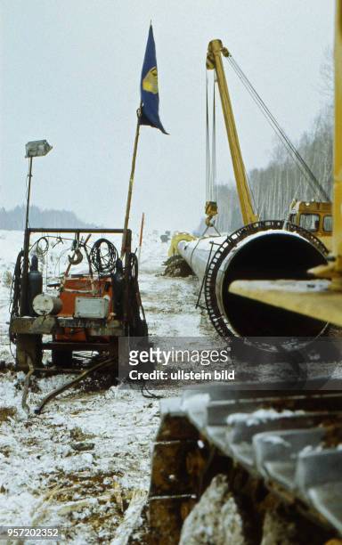 Eine Fahne der FDJ weht in eisiger Kälte über einem Bauabschnitt der Erdgasleitung im Ural in der Nähe von Perm, undatiertes Foto vom Winter 1986. Im...