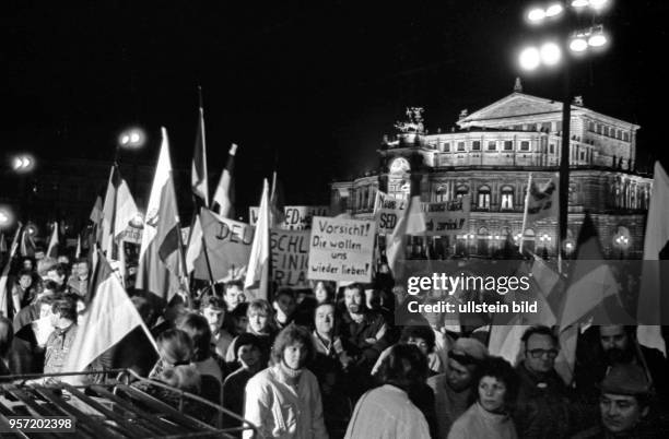 Im Februar 1990 findet auf dem Theaterplatz eine der letzten Montagsdemonstrationen in Dresden statt. Fast alle Transparente haben mit Losungen wie...