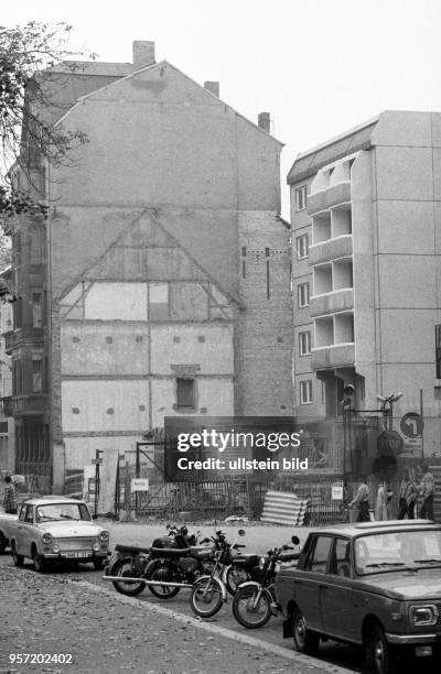 Die Konturen eines abgerissenen Hauses sind noch gut an der Fassade eines anderen Altbaus in diesem Wohngebiet in Karl-Marx-Stadt zu erkennen,...