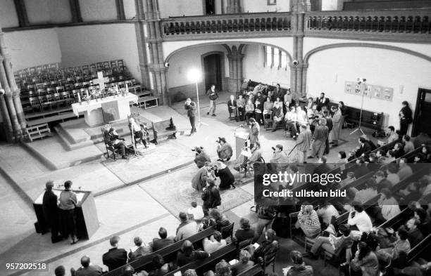 Teilnehmer in einer Veranstaltung " Parteien im Kreuzverhör der Jugend" in der Ostberliner Gethsemanekirche, aufgenommen am . Politiker verschiedener...