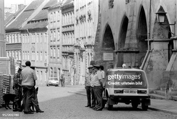 Angehörige des Bundesgrenzschutzes warten an ihrem Dienstwagen - einem Lada Niva aus der UdSSR - nach dem 3. Oktober 1990 auf ihren Einsatz am...