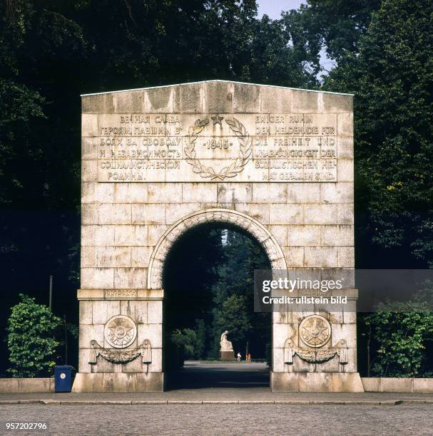 Durch einen Triumphbogen aus grauem Granit betritt man, von der Puschkinallee kommend, das Treptower Ehrenmal, die Ruhestätte für 5000 beim Kampf um...