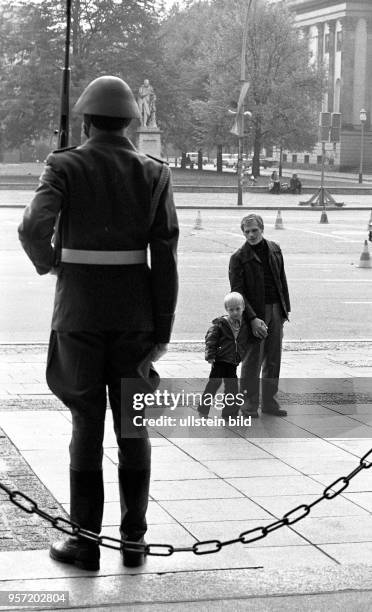 Ein Vater geht mit seinem Sohn an der Neuen Wache Unter den Linden in Berlin-Mitte vorbei, aufgenommen 1979. Eine ständige Ehrenwache der Nationalen...