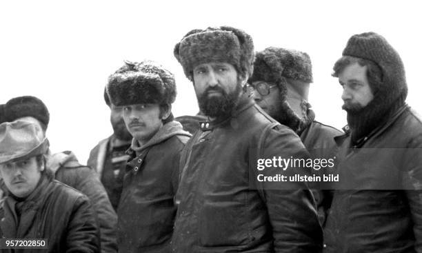 Bauarbeiter posieren 1986 in der Sowjetunion im Gebiet Perm im Ural auf der Baustelle der Erdgastrasse aus Russland nach Westeuropa für ein Foto. Die...