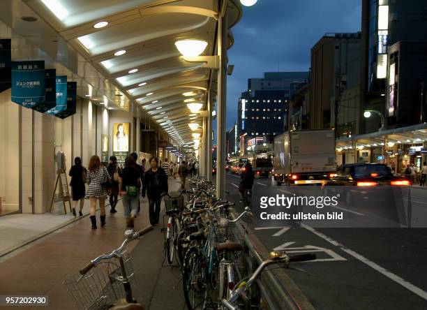 Japan / Kyoto / Abendlicher Straßenverkehr und Einkaufstrubel in der alten Kaiserstadt Kyoto, aufgenommen im Oktober 2009. Teile der Bürgersteige und...