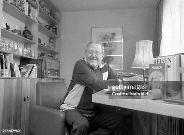 Der Journalist und Moderator Karl-Eduard von Schnitzler sitzt in seinem Haus in Berlin an seinem Schreibtisch und raucht eine Zigarre, aufgenommen...