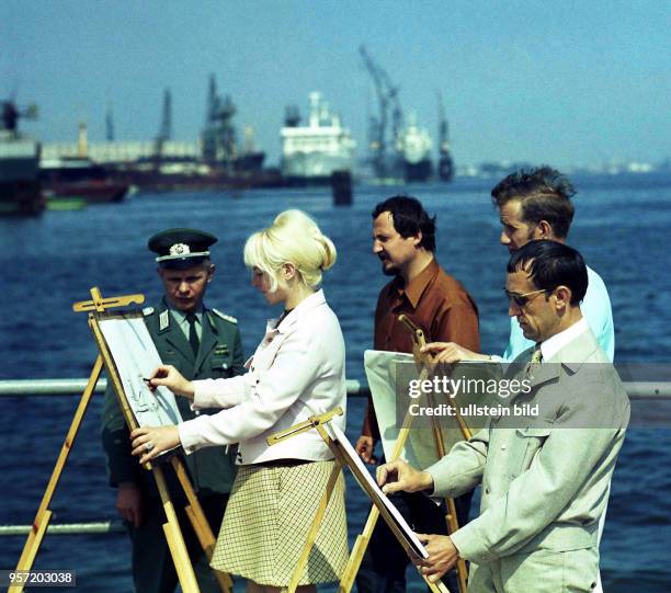 Mitglieder des Mal- und Zeichenzirkels der Deutschen Volkspolizei sind zu Studien mit Staffelei und Kohlestift an die Ostsee gezogen, um unter der...