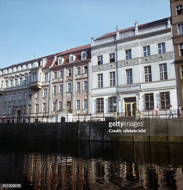 Historische Gebäude am Märkischen Ufer in Berlin , undatiertes Foto aus dem Jahr 1974. Das dreigeschossige Ermelerhaus stand früher in der Breiten...