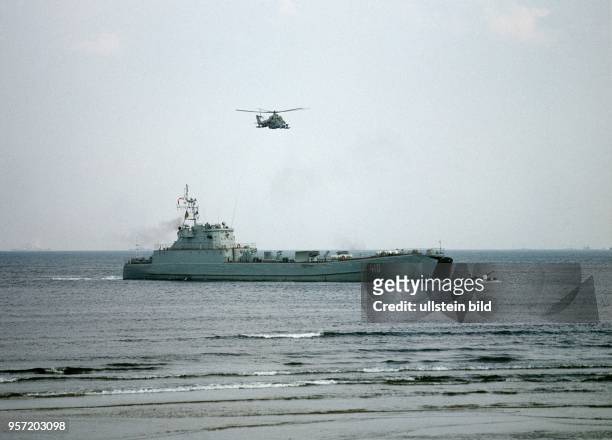 Landungsboote und Hubschrauber an der Ostsee-Küste im Rahmen des Großmanöver Waffenbrüderschaft 80, einer Übung der Streitkräfte des Warschauer Pakts...