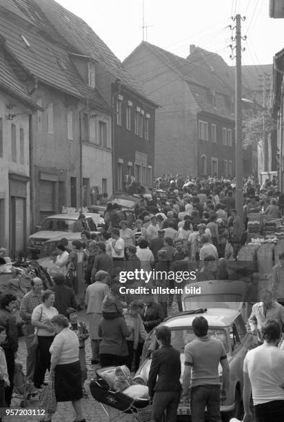 In einer Straße in Gerbstedt in der Kupferbergbau-Region Mansfelder Land findet ein Flohmarkt statt und die Menschen strömen in Massen herbei,...