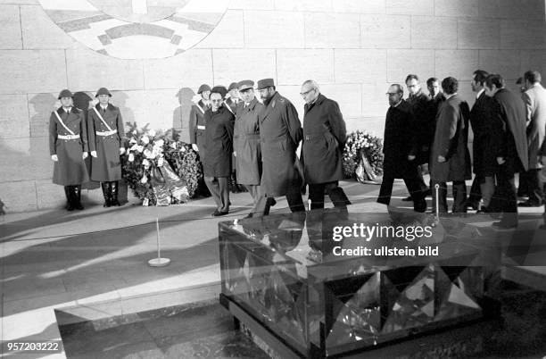 Cuban head of state Fidel Castro in East Germany : Castro and a guard of honour of the East German People's Army lay down a wreath at the Memorial to...