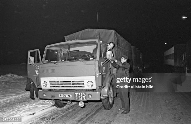 Ein LKW-Konvoi bringt in der Nacht zum Hilfsgüter in die Volksrepublik Polen, hier die Abfahrt um 21 Uhr in Dresden. In Polen hatten kurz zuvor als...
