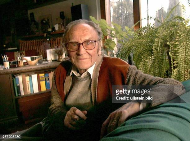 Der sorbische Schriftsteller Jurij Brezan, aufgenommen 1997 in seinem Haus in Dreihäuser nahe seines Geburtsortes Räckelwitz bei Bautzen. Zu den...