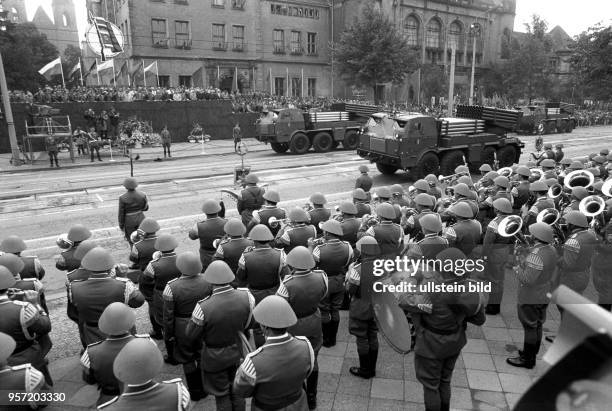 Geschoss-Werfer der NVA bei einer Feldparade zum Abschluss des Manövers Waffenbrüderschaft 80 am in Magdeburg. An dem größten je von den...