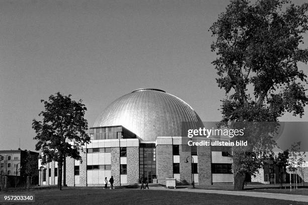 Die Kuppel des Planetariusm auf dem Areal des früheren Gaswerk an der Dimitroffstraße/Ecke Greifswalder Straße im Stadtbezirk Prenzlauer Berg in...