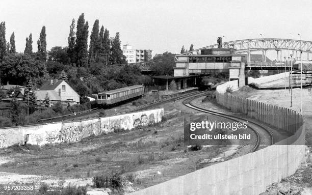 Der S-Bahnhof Bornholmer Straße an der Bornholmer Brücke ist im Mai 1990 nur noch eine Ruine. Während der Teilung der Stadt war er nicht in Betrieb,...