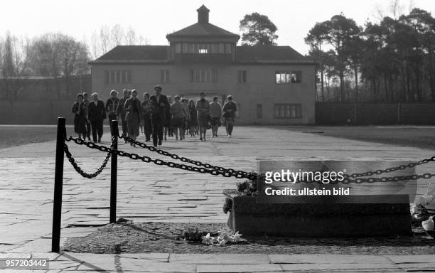Besucher der "Nationalen Mahn- und Gedenkstätte Sachsenhausen" auf dem Gelände des ehemaligen Konzentrationslagers Sachsenhausen bei Oranienburg,...