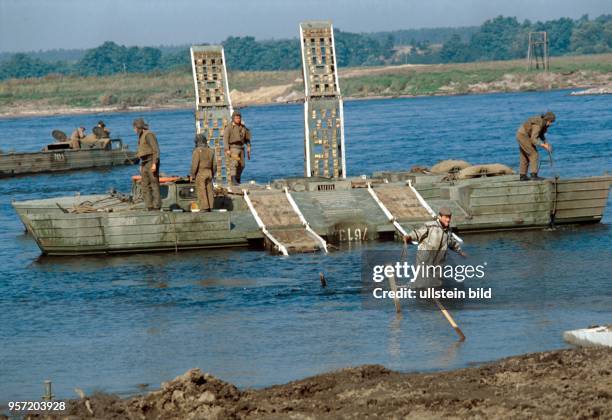 Pioniere der NVA an einer Fähre am Ufer der Elbe im Rahmen des Großmanöver Waffenbrüderschaft 80, einer Übung der Streitkräfte des Warschauer Pakts...
