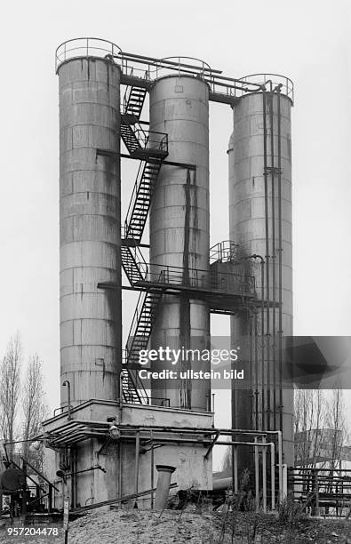 Die Benzolanlage im Gaswerk an der Dimitroffstraße/Ecke Greifswalder Straße im Stadtbezirk Prenzlauer Berg in Berlin , aufgenommen 1978. Anfang der...