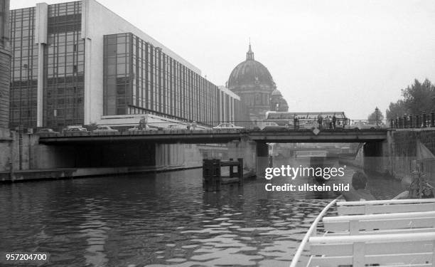 Fahrt auf der Spree in Ostberlin - mit Blick auf Palast der Republik und Berliner Dom und die Rathausbrücke, aufgenommen im September 1990.