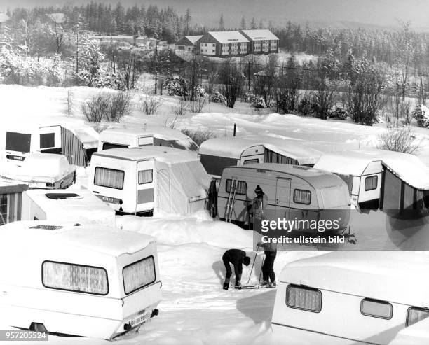 Wohnwagen beim Wintercamping im Erzgebirge auf dem Campingplatz Altenberg im Februar 1986.