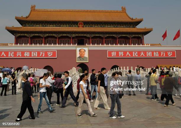 Oktober 2009 / China - Peking / Touristen und Einheimische vor dem historischen Tor aus der Ming-Zeit auf dem Tian'anmen-Platz , aufgenommen im...
