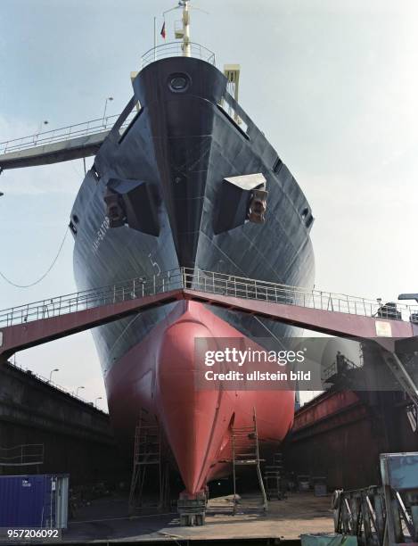 Im Trockendock der Warnemünder Warnowwerft liegt das im Bau befindliche Frachtschiff "Ulan Bator", aufgenommen 1985. Das Containerschiff gehörte zu...