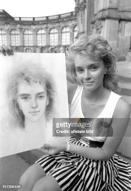 Die 19-Jährige Daniela ließ sich am im Dresdner Zwinger von der jungen sowjetischen Malerin Lilia Dolganowa zeichnen. Mit der Wende kamen auch...