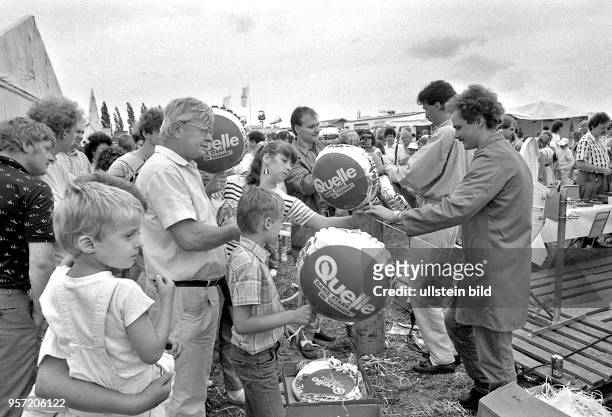 Luftballons mit der Werbung des Versandhauses Quelle für die Kinder - mit der Währungsunion am in der ganzen DDR und dem damit verbundenen Umtausch...