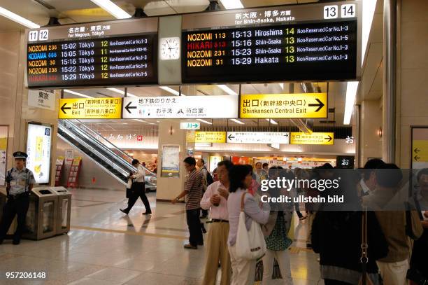 Japan / Kyoto / Blick auf die Zugänge zu den Shinkansen-Zügen im modernen, 1997 eröffneten Bahnhof von Kyoto, aufgenommen im Oktober 2010.